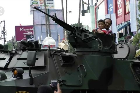 Saat warga Malang bisa berfoto dengan tank di depan mal