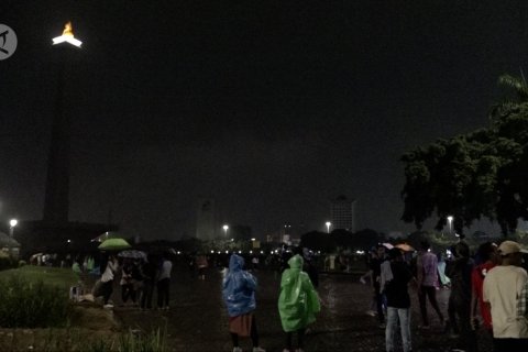 Hujan warnai perayaan pergantian tahun di kawasan Monas