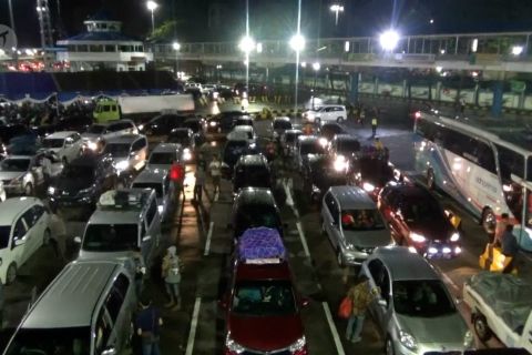 Penyeberangan di Pelabuhan Merak diprediksi meningkat 5 persen