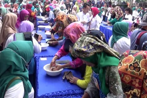 Warga Banjarmain berlomba menyiangi ikan