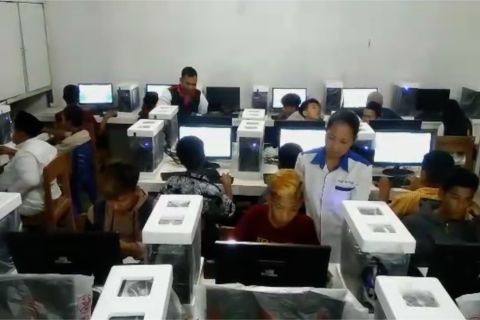 Askrindo salurkan bantuan komputer untuk PKBM di wilayah 3T