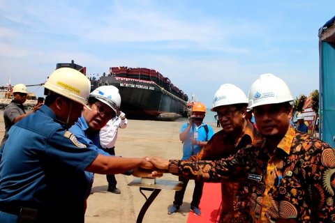 Produksi pertama  kapal tongkang dari Lamongan