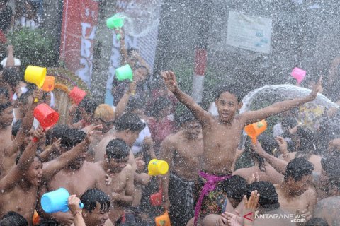 Serunya perang air di Gianyar Bali