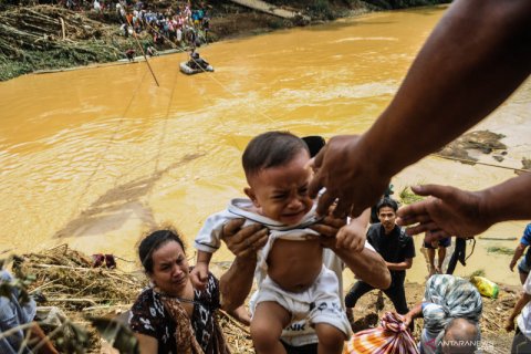 Evakuasi warga terdampak banjir bandang di Lebak