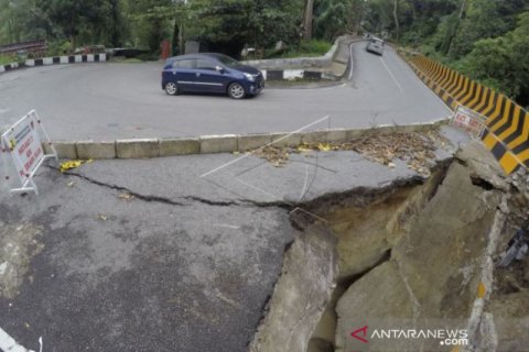 JALAN AKSES WISATA RUSAK