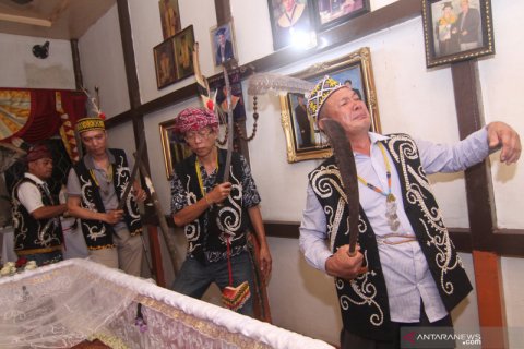 Upacara adat kematian warga Suku Dayak Taman