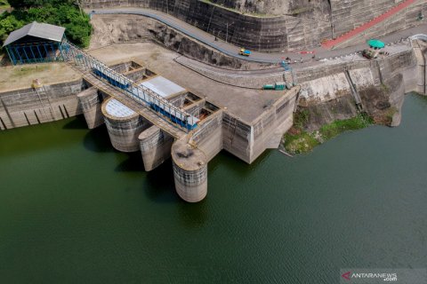 Pembangunan PLTS terapung di waduk Cirata