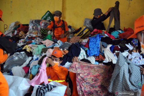 Bantuan logistik bagi korban tanah longsor di Sukajaya Bogor