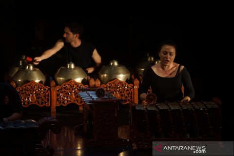 Seniman Perancis belajar gamelan dan tari Jawa