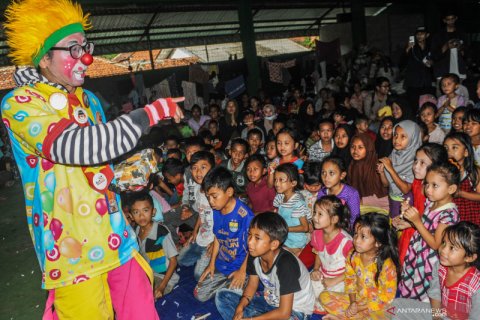 Relawan hibur anak-anak korban banjir dan longsor Lebak