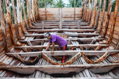 Pembuatan kapal motor kayu di Natuna