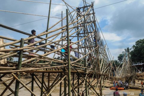 Warga bangun jembatan darurat pascabanjir bandang di Lebak