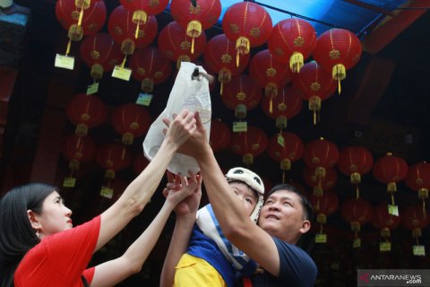 Ritual lepas mahluk hidup jelang Imlek