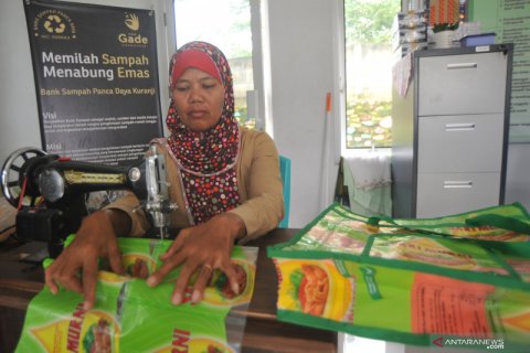 Menabung emas di Bank Sampah