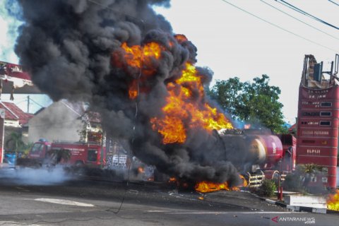Truk tangki Pertamina terbakar