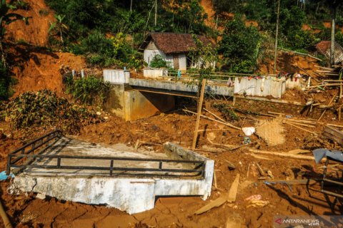 Kondisi kampung Cigobang yang terisolir pascabencana di Lebak