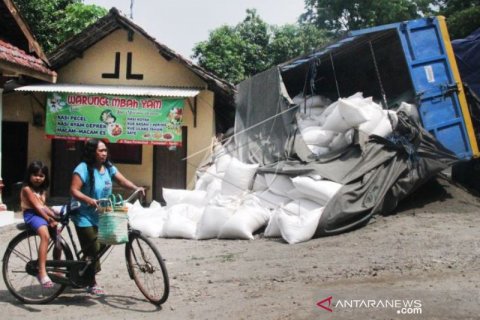 KECELAKAAN TRUK TABRAK WARUNG