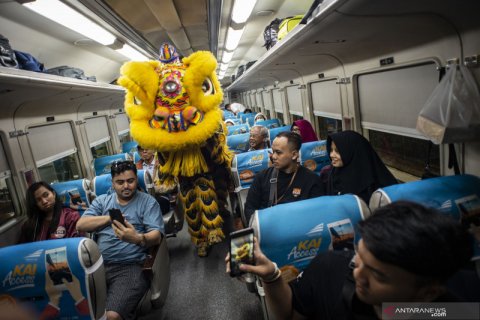 Pertunjukan barongsai di Stasiun Gambir