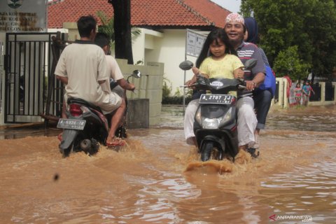 Banjir akibat tanggul jebol