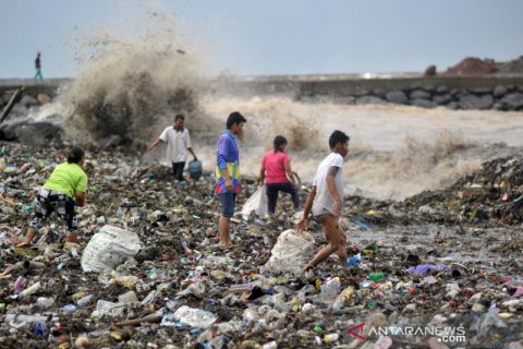 SAMPAH PENUHI TEMPAT WISATA PANTAI PADANG
