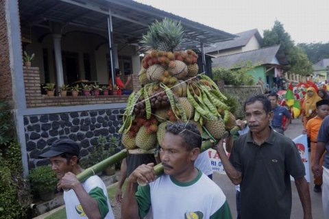 Kirab gunungan dan syukuran durian
