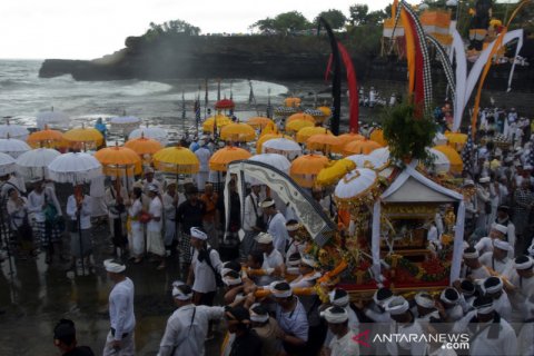 Upacara Melasti di Tanah Lot Bali