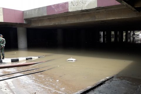 Genangan air masih setinggi dua meter di Underpass Kemayoran