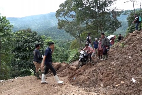 Aksi relawan ACT salurkan bantuan untuk warga terisolasi di Lebak