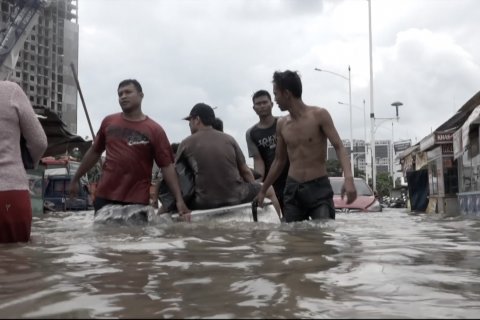 Penanganan pengungsi dan pembersihan pascabanjir Jabodetabek