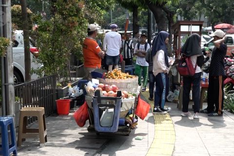 Pemprov DKI diminta kaji ulang wacana penempatan PKL di trotoar