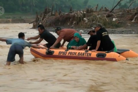Evakuasi warga setelah jalan & jembatan di Lebak terputus