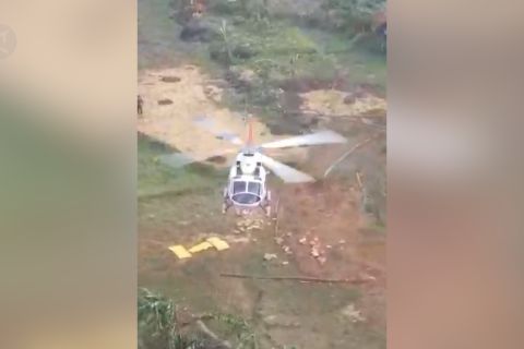Pilih jalur udara, Polda Banten salurkan bantuan korban banjir Lebak