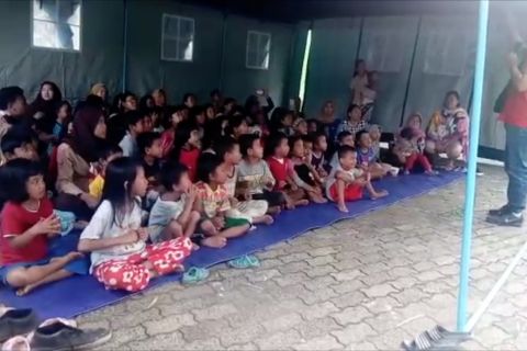 Kegiatan dongeng hibur anak-anak pengungsi banjir Cipinang Melayu