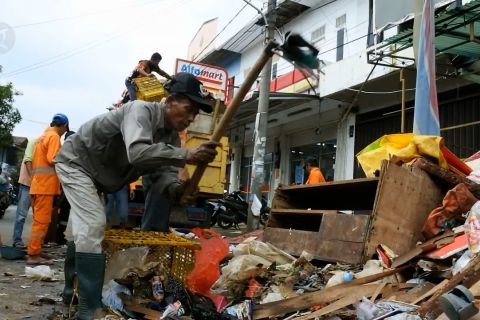 Pasukan Oranye bersihkan sampah sisa banjir