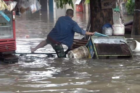 Banjir urusan kita semua, masih mau buang sampah sembarangan?