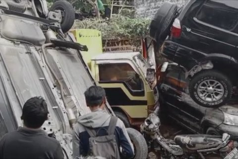 Kendaraan roda empat bertumpuk terseret banjir