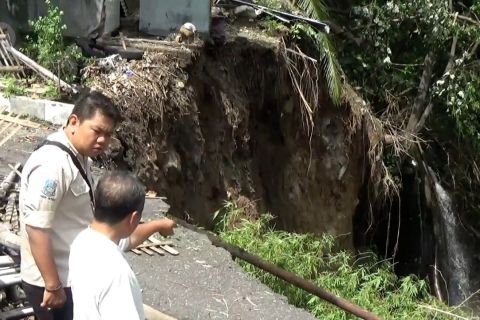 Pemkab Magetan tak mampu bertindak, permukiman terancam masuk jurang
