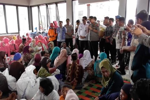 Petugas gabungan amankan harta benda korban banjir Demak