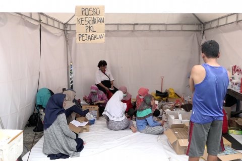 Uluran tangan tenaga medis di Teluk Gong