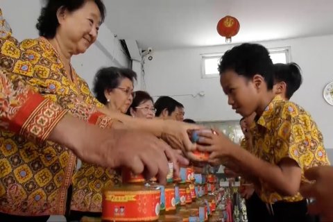Bagi bagi kue Keranjang untuk rekatkan persaudaraan