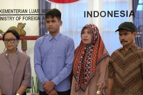 Menlu kembali serahkan WNI sandera Abu Sayyaf ke keluarga