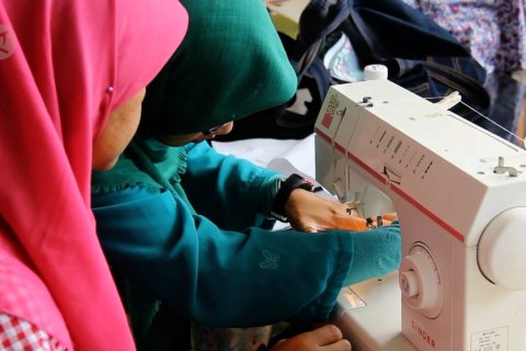 Meningkatkan daya saing ekonomi lewat komunitas menjahit
