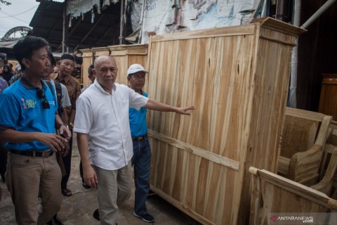 Menkop UKM kunjungi pasar mebel