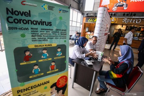 Sosialisasi virus corona di Stasiun Tanah Abang