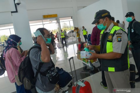 Pembagian masker di bandara Natuna