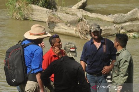 Warga Australia bantu penyelamatan buaya ban