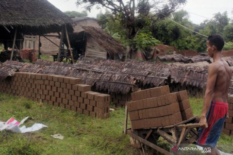 Petani beralih menjadi pembuat batu bata