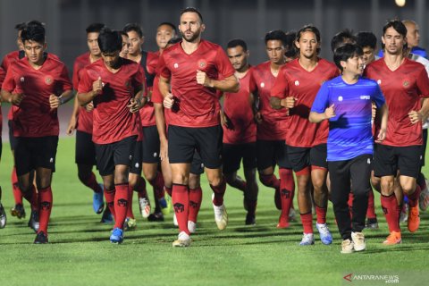 Shin Tae-yong pimpin latihan timnas sepakbola Indonesia