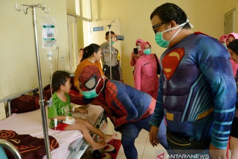 Super hero hibur pasien anak