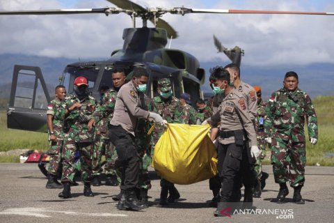 Jenazah penumpang Heli M-17 tiba di bandara Oksibil